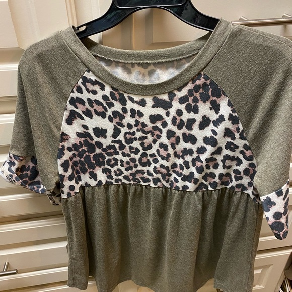 Comfortable Animal print blouse size small dark khaki in color - Picture 1 of 6